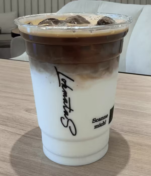 Eiskaffee – frisch gebrüht und eiskalt serviert bei Lokmatas Stuttgart