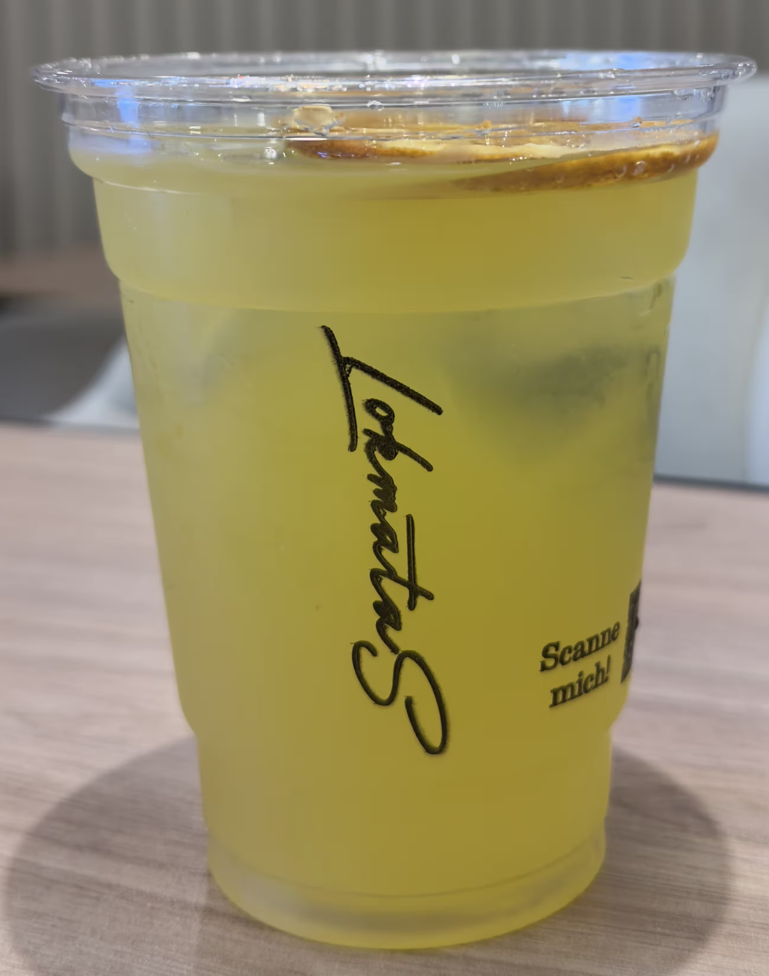 Hausgemachte Mango-Zitrone Limonade bei Lokmatas Stuttgart