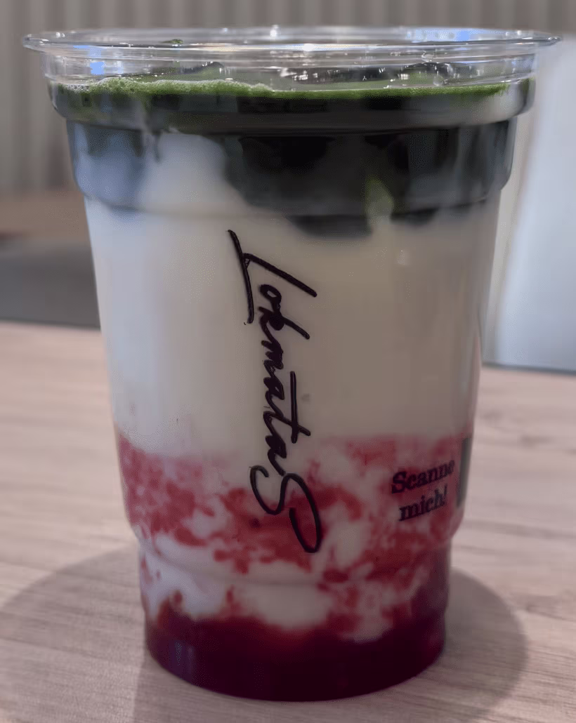 Iced Raspberry Matcha Latte – beeriger Matcha mit Himbeere