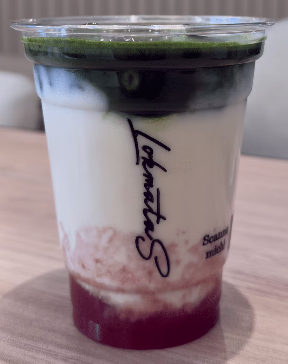 Iced Strawberry Matcha Latte bei Lokmatas Stuttgart